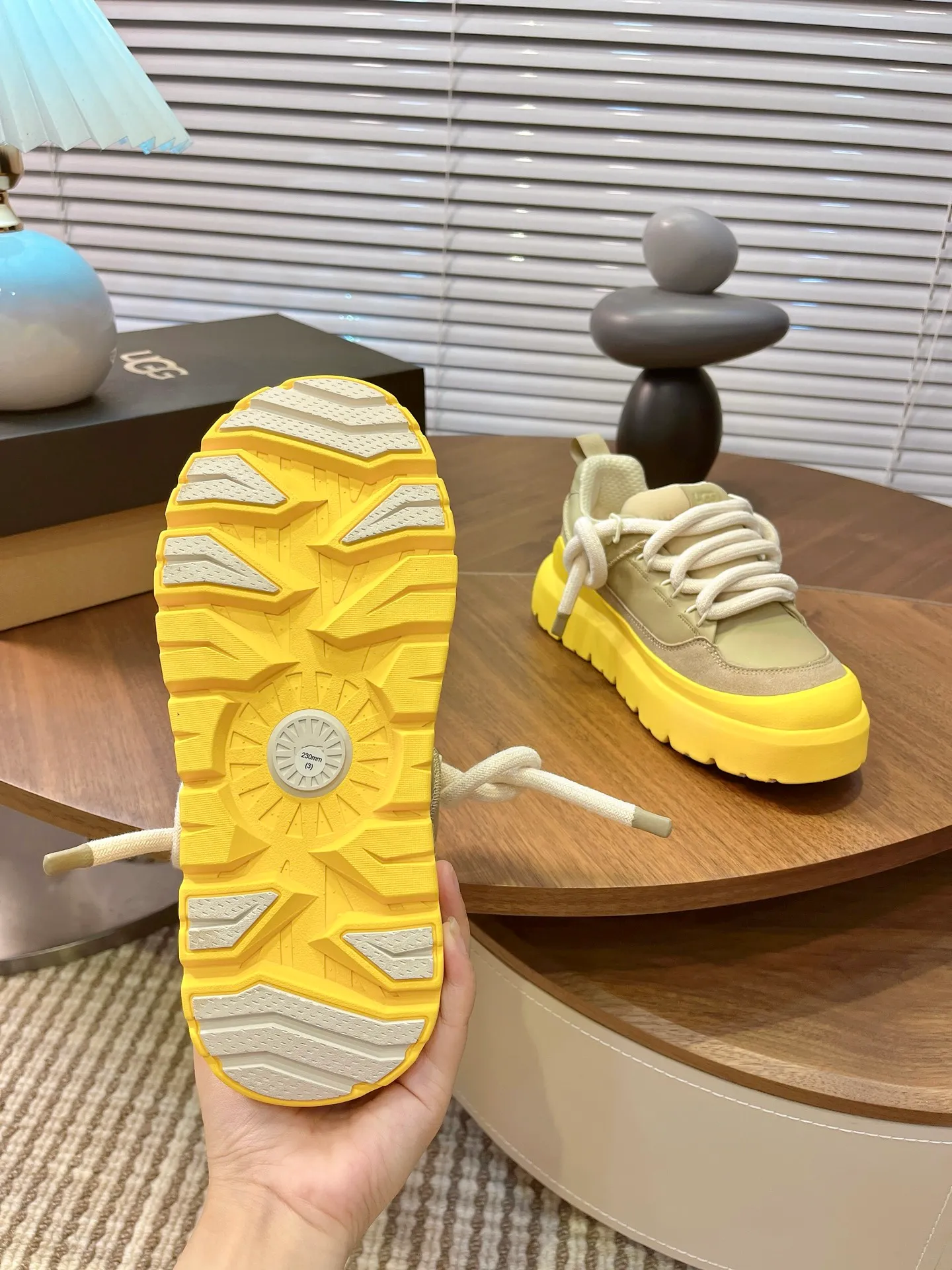 [UGG] P: 600💰 Couple shoes Size: Women's size 35-40 / Men's size 40-44 ugg top quality G131 What you see is what you get UGG new autumn and winter couple series cotton shoes snow boots cotton shoes fur shoes As a leading brand, this new pair also continues its consistent concept of comfort. It is light and comfortable on the feet, as if stepping on clouds. Moreover, its sole is made of EVA material, which is non-slip and wear-resistant. It is stable whether walking or running. You no longer have to worry about tired feet from walking! In addition to comfort, the design of this new pair is also super fashionable! The simple lines and smooth tailoring can be matched with both casual wear and formal occasions. Moreover, the plush decoration on the upper is the finishing touch, making the whole pair look more cute and playful. It is definitely a must-have item for trendy women! Upper: nubuck leather lining: wool